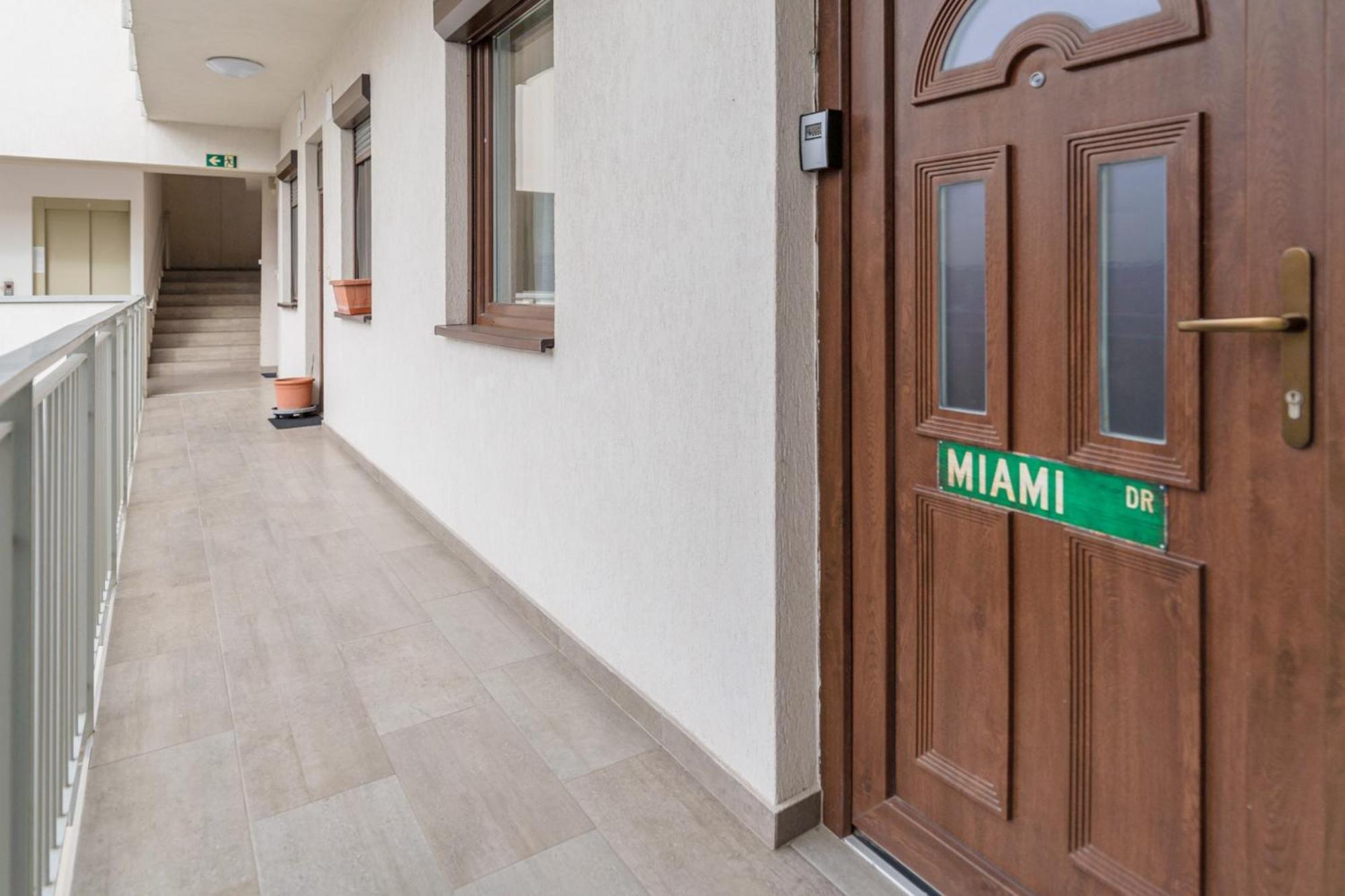 Miami Vice Apartment With Balcony Budapest Exterior foto